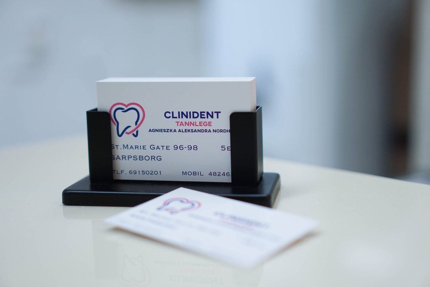 Visittkort fra Clinident Tannlege på resepsjonen